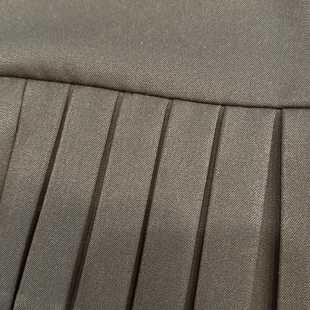 Black pleaded mini skirt. Size 4. - Picture 5 of 5